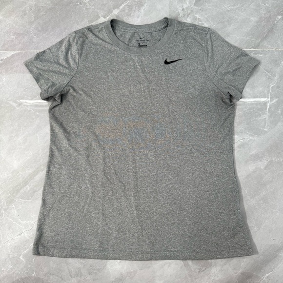 Women’s Nike Dri-Fit The Nike Tee Short Sleeve Workout Athletic Shirt Medium - Picture 1 of 15
